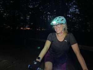 Stephanie à vélo de nuit