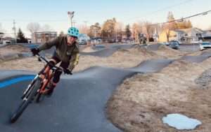 Stéphanie à la pumptrack de Waterloo