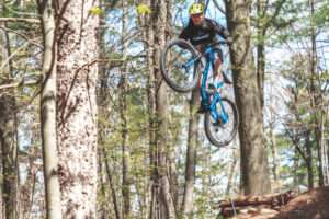 Félix Maltais fait une saut en vélo de montagne
