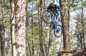 Félix Maltais, concepteur-designer, fait un saut en vélo de montagne
