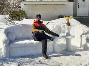 Francis Tétrault sur un sofa de neige