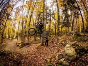 Félix Maltais fait une saut en vélo de montagne