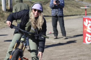 Julie Chabot Bergeron , aménagiste, sur un vélo de montagne