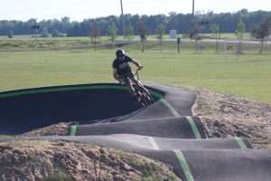 Cycliste sur la pumptrack à Saint-Blaise