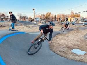 Équipe de Sentiers Boréals à la pumptrack de Waterloo