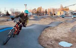 Équipe de Sentiers Boréals à la pumptrack de Waterloo