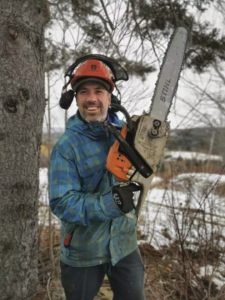 Shanty Paré, Opérateur-bûcheron, tient une scie à chaîne