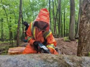 Thomas Marchiol Travaille sous la pluie au Parc de la forêt Drummond