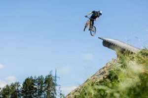 Descente acrobatique/slopestype. Crédit photo: redbull.com