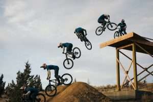 Descente acrobatique/slopestype. Crédit photo: redbull.com