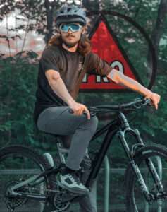 Félix Maltais sur son vélo de montagne