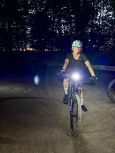 Stéphanie St-Pierre en vélo de nuit