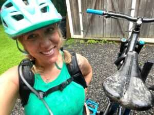 Stéphanie St-Pierre retour de vélo dans la bouette