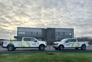Camions de Sentiers Boréals devant le bâtiment