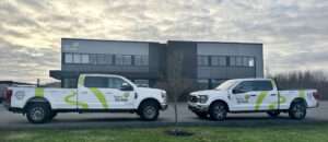 Camions de Sentiers Boréals devant le bâtiment