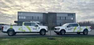 Camions de Sentiers Boréals devant le bâtiment