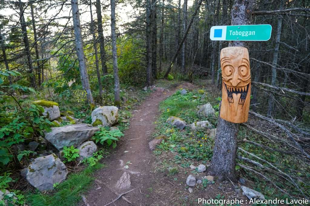 Oeuvre réalisée par l'artiste sculpteur André Michaud au réseau entretenu par Le club cycliste La meute à Rivière-du-Loup