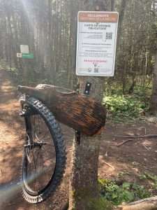 Oeuvre réalisée par l'artiste sculpteur André Michaud au réseau entretenu par Le club cycliste La meute à Rivière-du-Loup