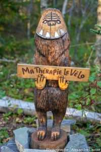 Oeuvre réalisée par l'artiste sculpteur André Michaud au réseau entretenu par Le club cycliste La meute à Rivière-du-Loup