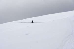 Personne en fatbike dans un paysage enneigé