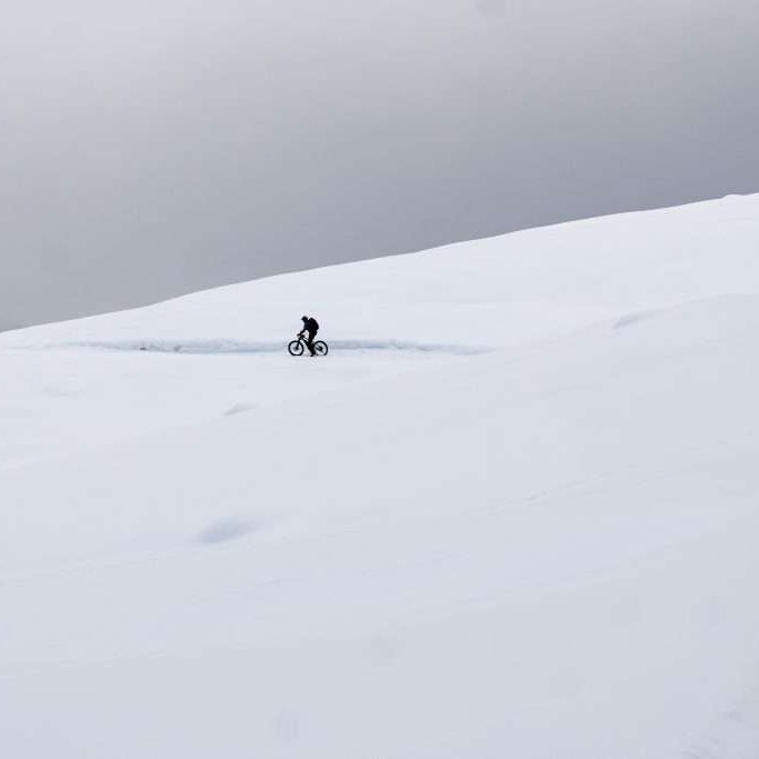 Personne en fatbike dans un paysage enneigé
